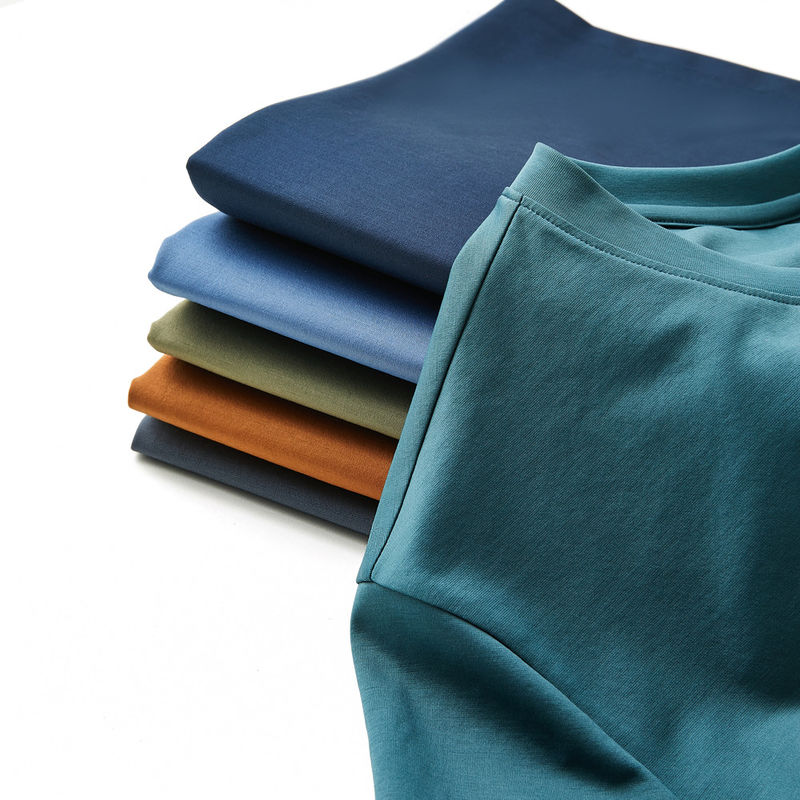 T-shirt con collo rotondo in stile casual con logo personalizzato e stampato
