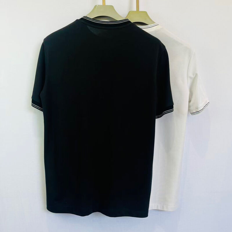 Logo maschile - Polo ricamato. Nero con tasche al petto bianche e monogrammi