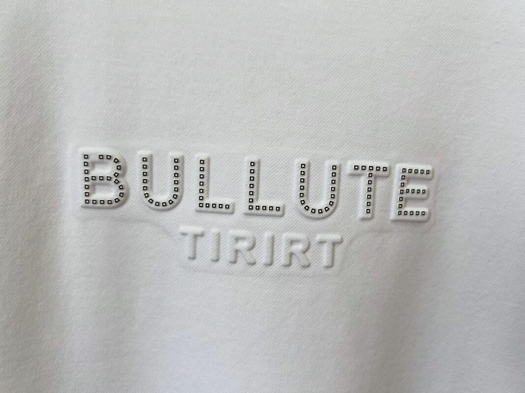 T-shirt girocollo di lusso con stampa logo, design che adotta tessuto originale, processo di goffratura più processo di vinile termotrasferito OEM/ODM