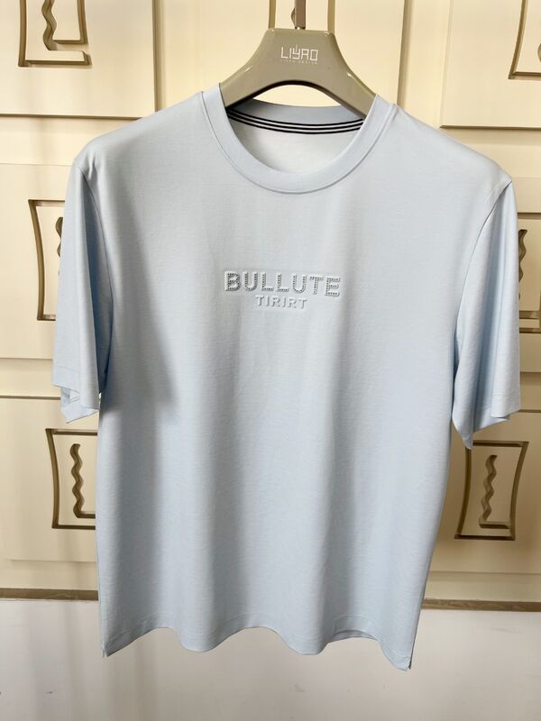 T-shirt girocollo di lusso con stampa logo, design che adotta tessuto originale, processo di goffratura più processo di vinile termotrasferito OEM/ODM