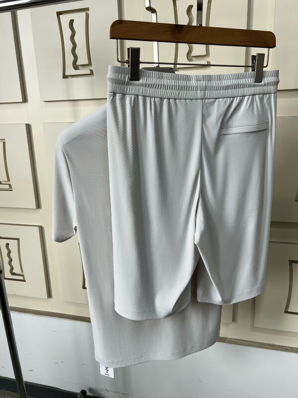 T-shirt a manica corta grigio chiaro da uomo, traspirante e confortevole