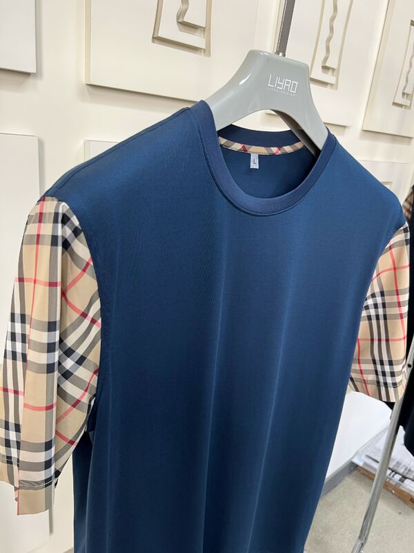 T-shirt da uomo con maniche a quadri iconiche, vestibilità regular, girocollo, cotone di alta qualità